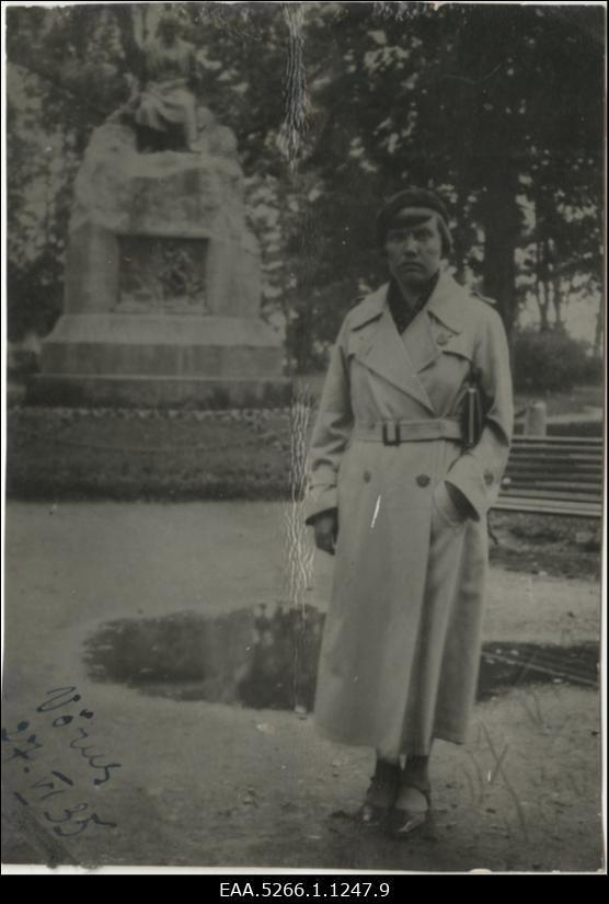 Benita Labi. Taustal Fr. R. Kreutzwaldi monument.