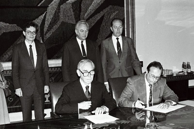 Taani Kuningriigi suursaadik Otto Rose Borch (ees vasakul) Ülemnõukogu esimehe Arnold Rüütli juures vastuvõtul. Eesti välisministri asetäitja Rein Müllerson volikirjale alla kirjutamas.