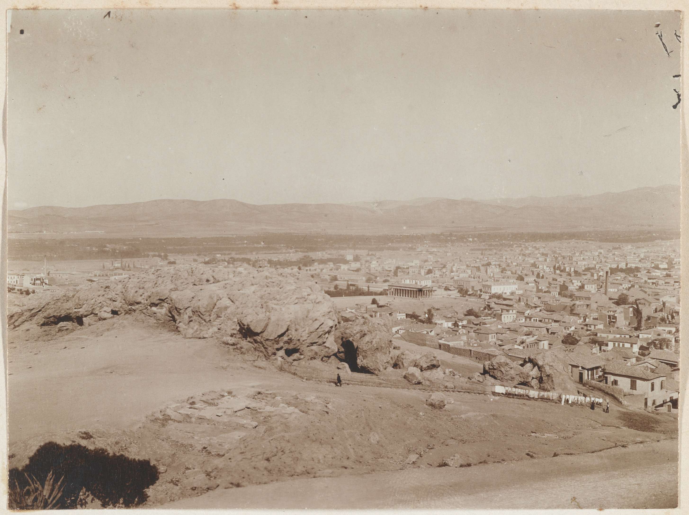 De Areopagus v/d Akropolis, De Aeropagus, een hoge brede rots bij de Akropolis in Athene, Griekenland