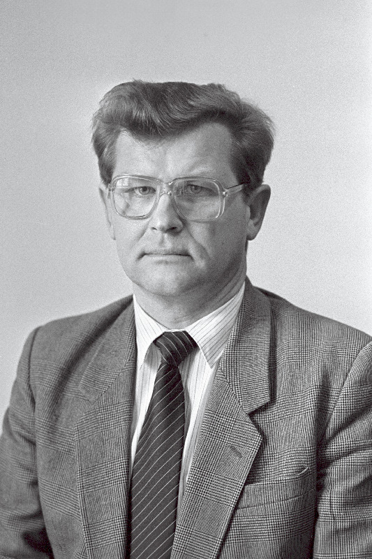 Aavo Mölder "Laeva" näidissovhoosi direktor Tartu rajoonis.