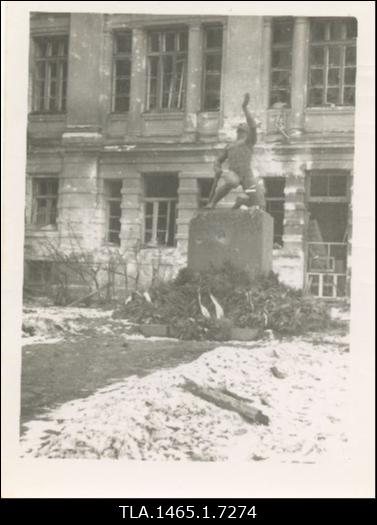 Vabadussõjas langenud õpetajate ja õpilaste ausammas Reaalkooli juures peale 1944. aasta märtsi pommitamist.