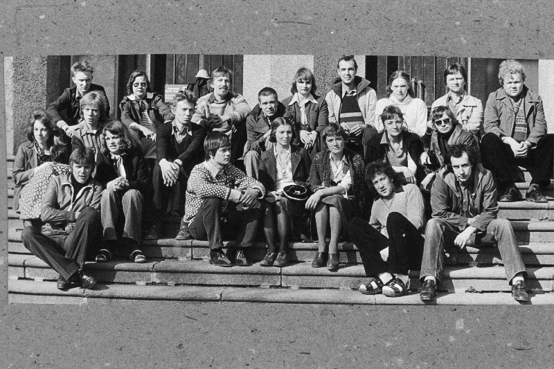 Tallinna Riikliku Konservatooriumi lavakunstikateedri IX lennu lõpetajad: esireas (vasakult) Villu Tari, Guido Kangur, Roman Baskin; keskmises reas: Ülle Side, Toomas Lõhmuste, Anne Veesaar, Tõnu Raadik, Tõnu Oja, Marika Vernik, Imbi Süvalep, Maret Mursa, lavakõne õppejõud Kalju Orro; tagumises reas: Arvo Kukumägi, kursuse juhendaja erialaõppejõud Merle Karusoo, Madis Kalmet, Oiva Kaupinen, Krista Viirand, Paul Poom, Katrin Saukas, Mati Rebane, Ain Lutsepp.