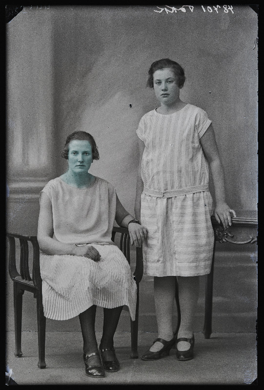 Kaks naist, (foto tellija Alma Takk Õisu vallast, Rebase talust).
