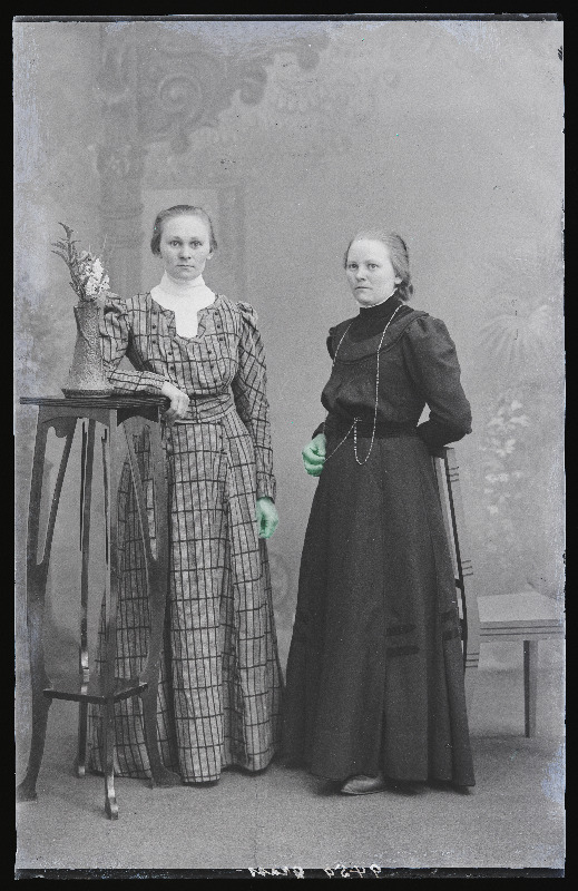 Anna Grass (vasakul) sõbrannaga.
