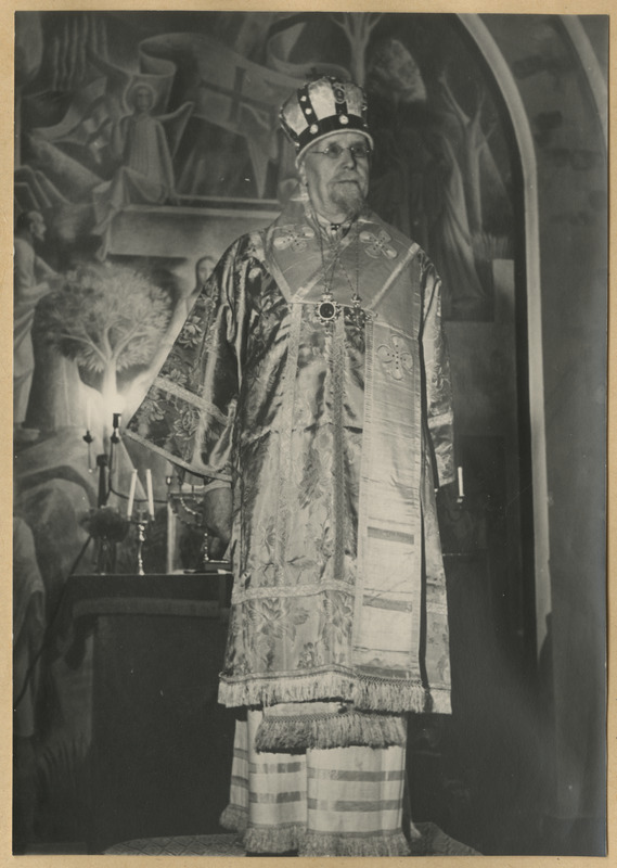 Metropoliit Aleksander seismas kirikus altari ees