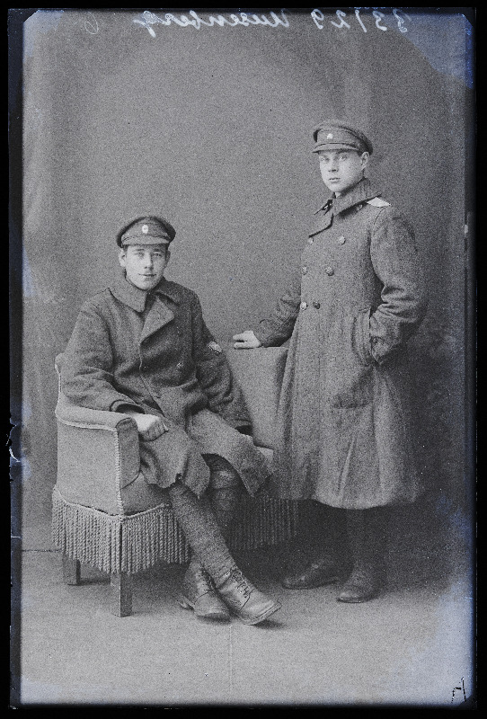 Kaks sõjaväelast, (foto tellija Usenberg [Uusenberg]).