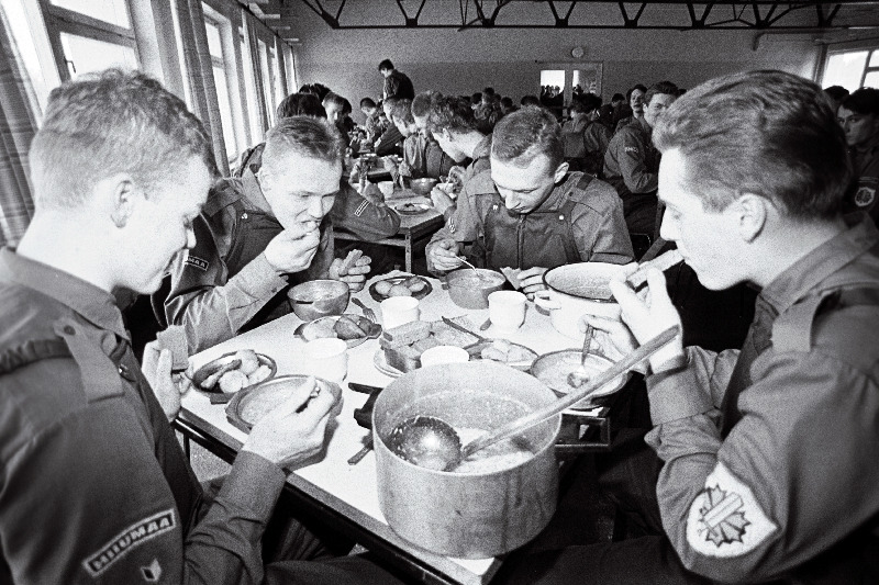Piiriteenistuseõppused Remniku õppeksekuses. Söögisaalis.