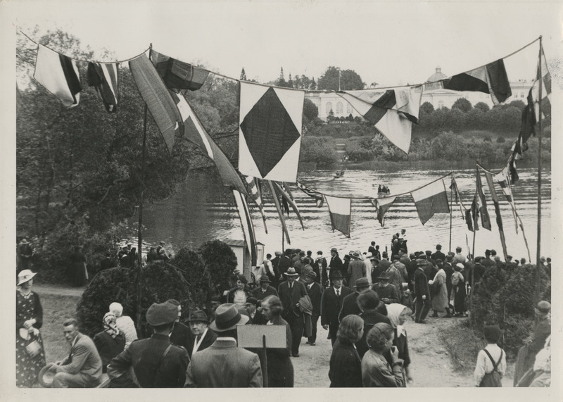 Kaitseliidu Tartu maleva Sisevete malevkonna suvistepühised veepidustused Raadi pargi tiigil 01.06.1936, taustal Raadi mõis