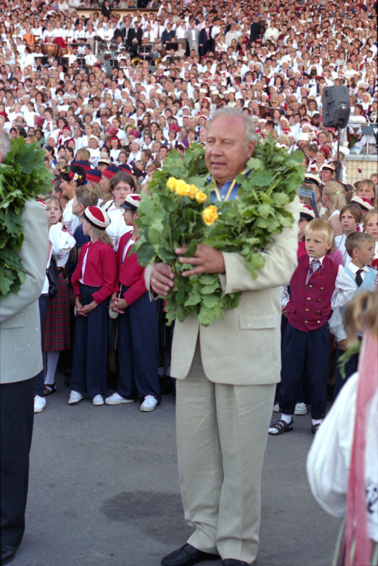 Dirigent Neeme Järvi aupärjaga XXIII üldlaulupeol lauluväljakul.