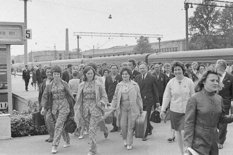 Eesti NSV koolinoorte III laulu- ja tantsupeole saabunud külalisesinejad Balti jaamas.