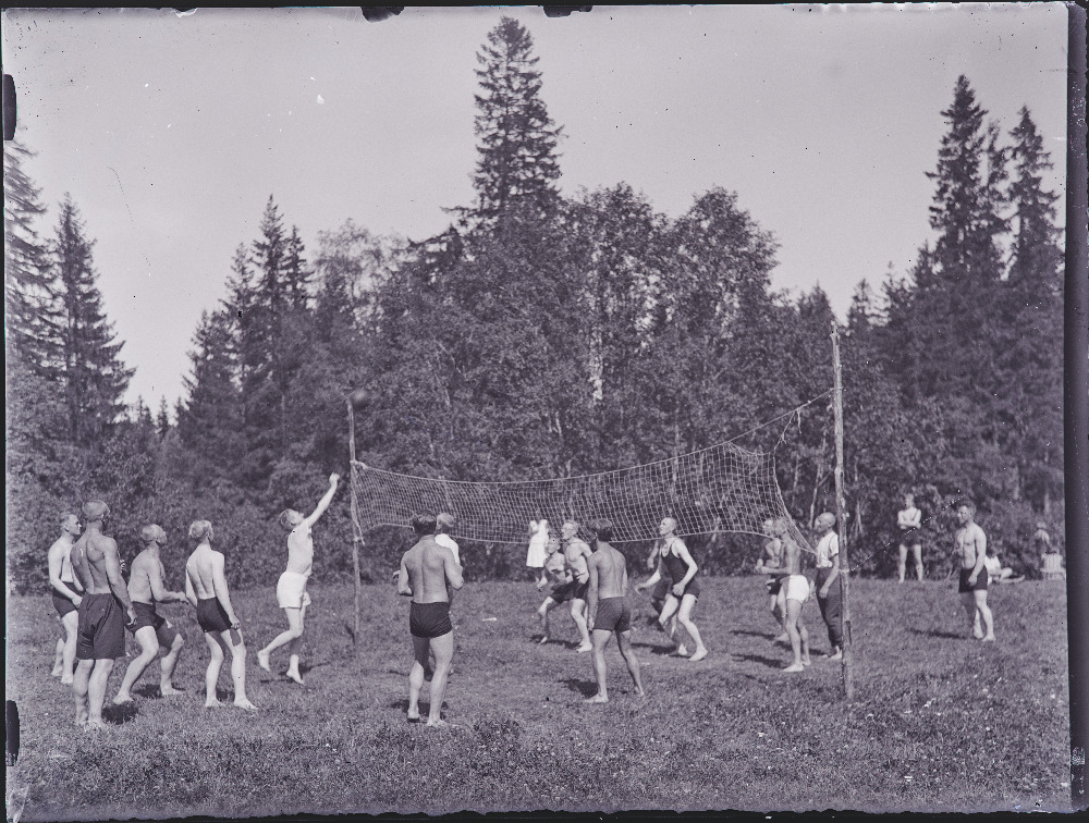 Üliõpilaste seltsi Põhjala suvepäevadest osavõtjad võrkpalli mängimas.