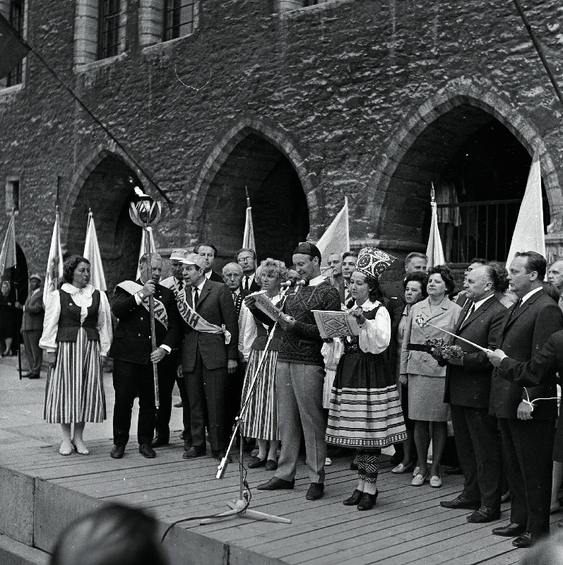 Kõiki Eestimaa rajoone läbinud laulupeotõrviku üleandmisel Tallinna esindajatele loevad linna tuletervituse ette näitlejad Ita Ever ja Mati Klooren.