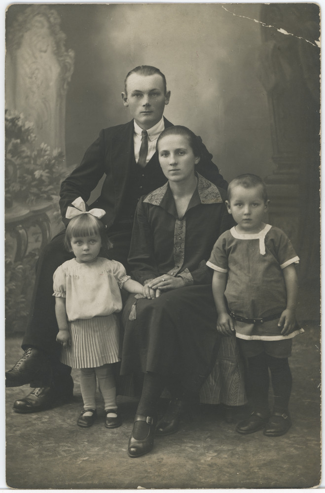 Oskar ja Erna Johanna Augla oma laste Eha ja Raimondiga