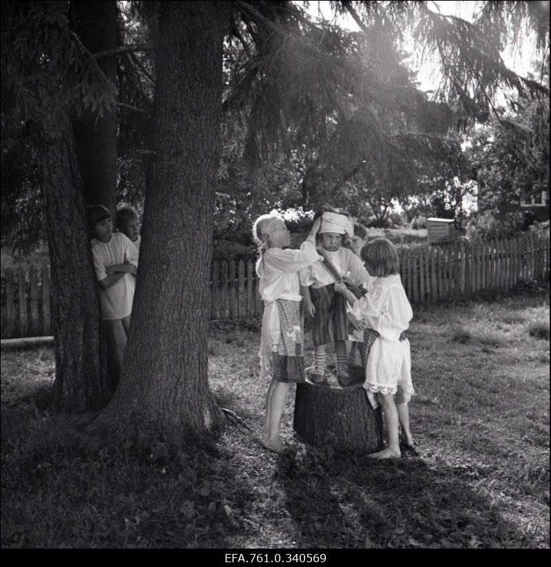 Stuudio "Tallinnfilm" muusikaline lastefilm"Nukitsamees". Filmistseenis keskel Nukitsamehe osatäitja Egert Soll.