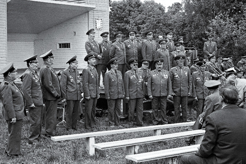 Eesti NSV fašistlikest okupantidest vabastamise 40. aastapäevale pühendatud sõjaaegse 27. laskurpolgu veteranide nõukogu ajaloo uurimise ja jäädvustamise grupi korraldatud matkast mööda polgu rindeteed osavõtjate kohtumisel esineb sõjaveteranide ansambel.