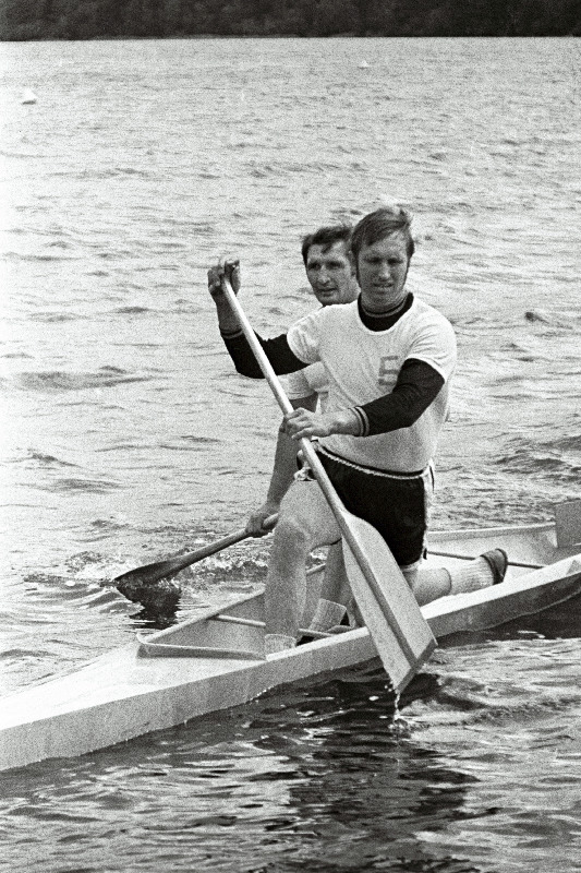 Maanoorte sportmängudel Viljandi järvel aerutamisvõistlustel tooni andnud Alfred Ausen (vasakul) ja Heino Kiudma.