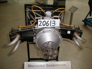 Flymotor (Mercedes Benz F 7502), 2-cyl. boxer- - Mercedes Benz boxermotor fra 1924 designet hos Daimler af chefkonstruktør Anton Porsche.
Anvendtes i de lette Klemm L20, der blev benyttet til skole-, sports- og kunstflyvning.
2-cyl., 4-taktsmotor, der yder 20 hk ved 3000 o/min.
Cylinderboring 75 mm. Slaglængde 100 mm. - Kulturstyrelsen