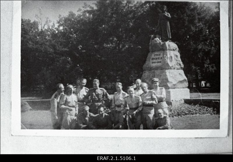 Grupp 8. Eesti Laskurkorpuse kunstilise isetegevuse ansambli liikmeid L. Koidula ausamba juures Pärnus.