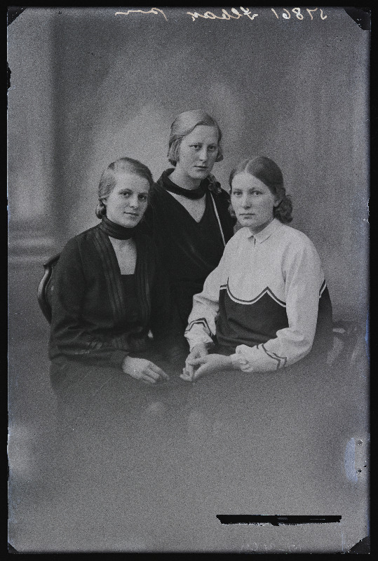 Grupp naisi, (foto tellija Ilbak).