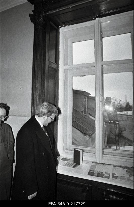 Nõukogude armee valduses olnud Laidoneri (Viimsi) mõis peale võõrvägede lahkumist. Mõisa külastab peaminister Mart Laar.