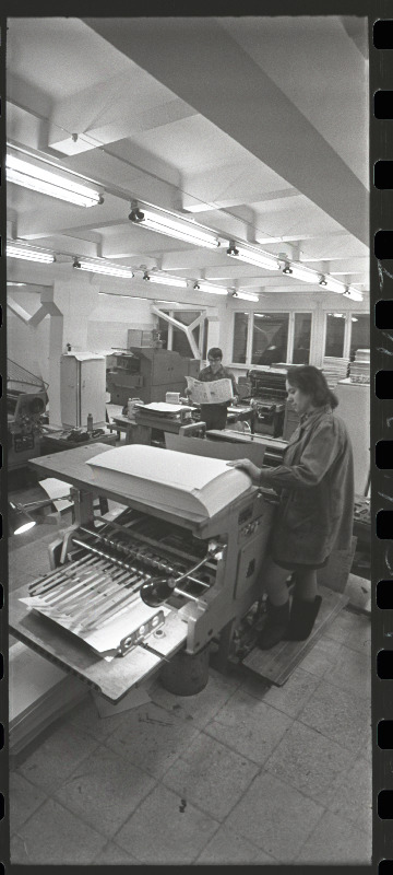 Haapsalu trükikoja trükkija Malle Sondra töö juures.