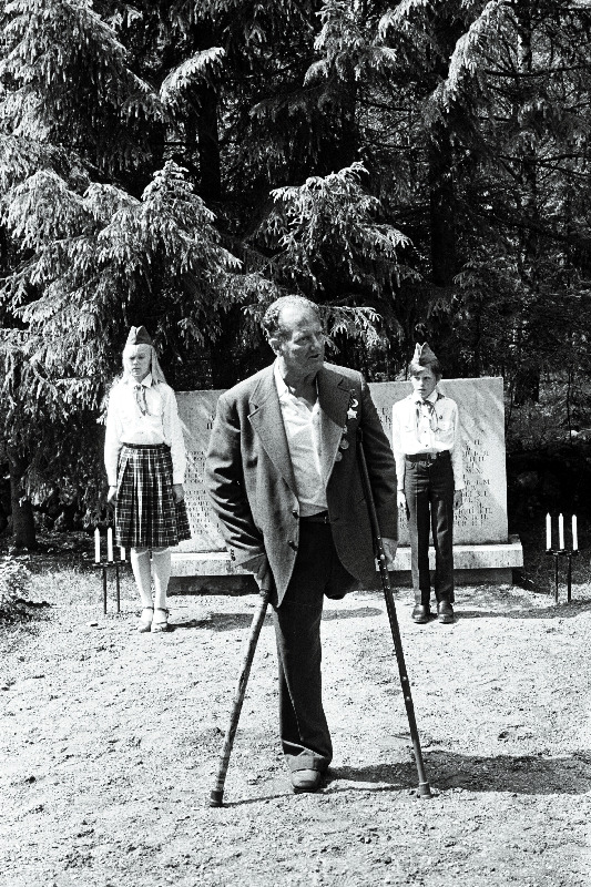 Eesti NSV vabastamise fašistlikest okupantidest 40. aastapäevale pühendatud sõjaaegse 27. laskurpolgu veteranide nõukogu ajaloo uurimise ja jäädvustamise 

grupi korraldatud matkast mööda polgu rindeteid osavõtjate kohtumisel kõneleb sõjaveteran Karuselt Johannes Kunder.