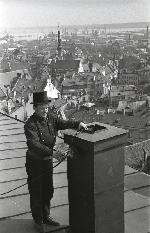 Korstnapühkija katusel.