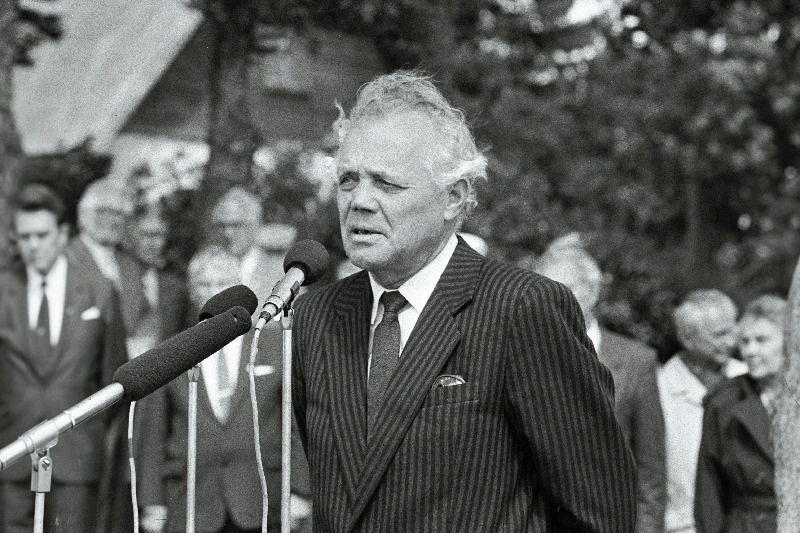 Eesti Vabariigi kaitseminister Ülo Uluots avab II  Maailmasõjas langenud Soomes väljaõppe saanud Eesti vabatahtlikele e. soomepoistele mälestuskivi Pupastveres.