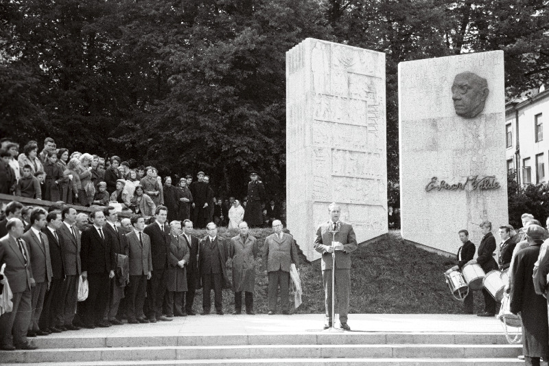 Eesti NSV Ministrite Nõukogu esimehe asetäitja Arnold Green kõnelemas Eduard Vilde monumendi avamisel.