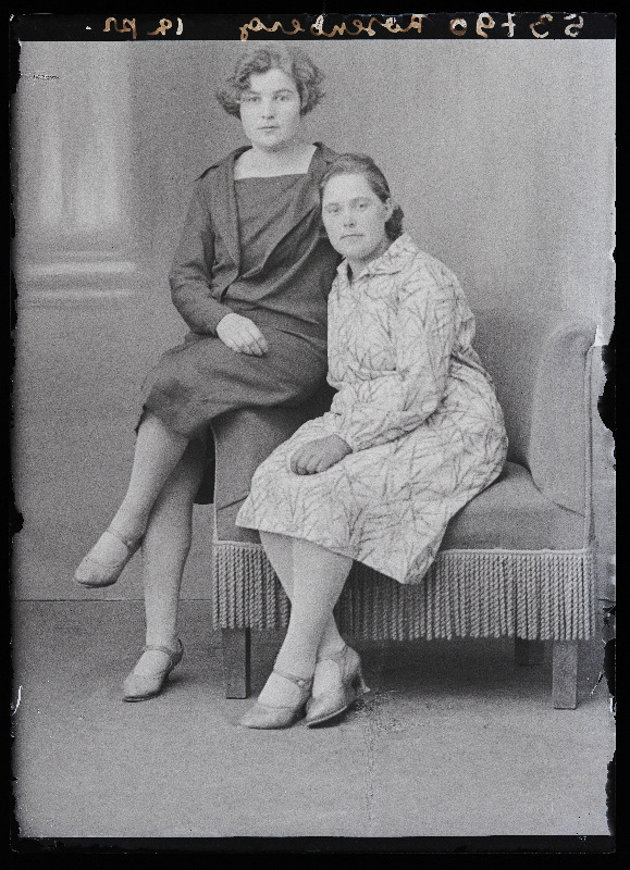 Kaks naist, (foto tellija Rosenberg).