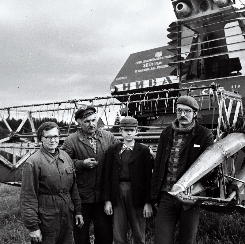 Sotsialistliku töö kangelane, Viljandi rajooni Tarvastu kolhoosi mehhanisaator Elmina Otsman koos perekonnaga.