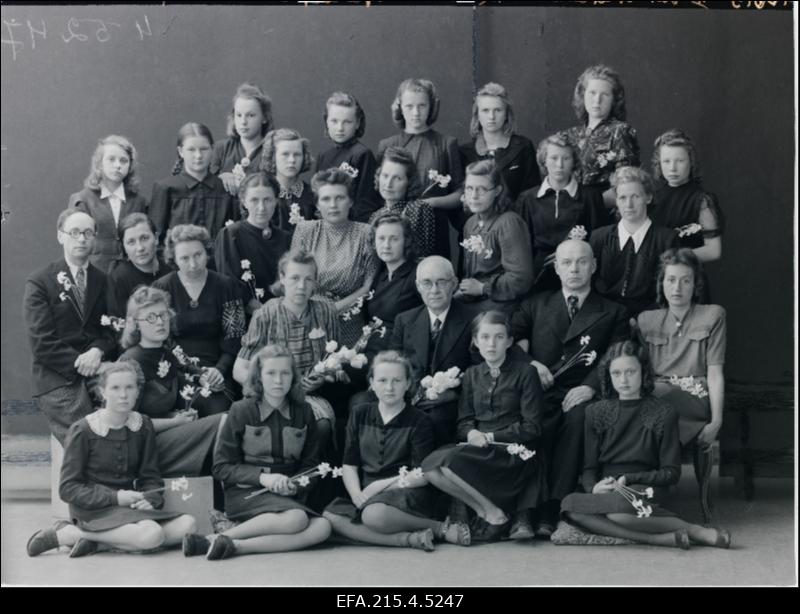 Viljandi 2. mittetäieliku keskkooli lõpetajad.