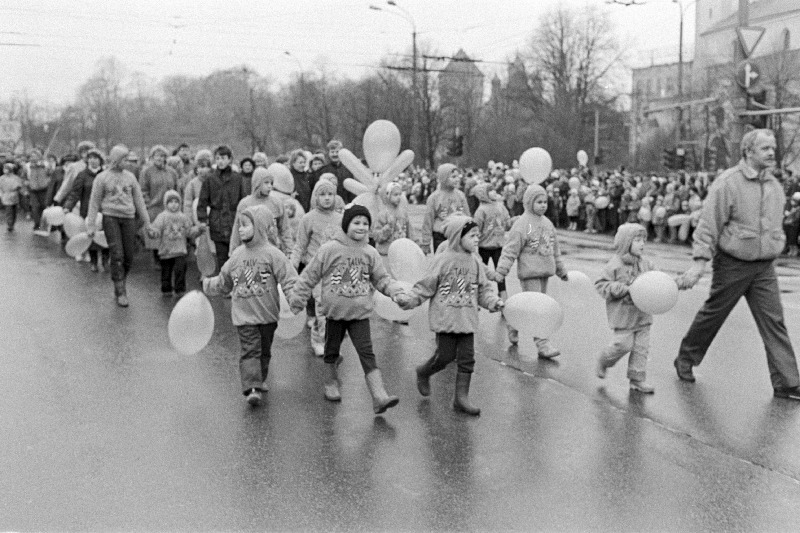 Tallinna töötajad oktoobridemonstratsioonil Vabaduse väljakul.