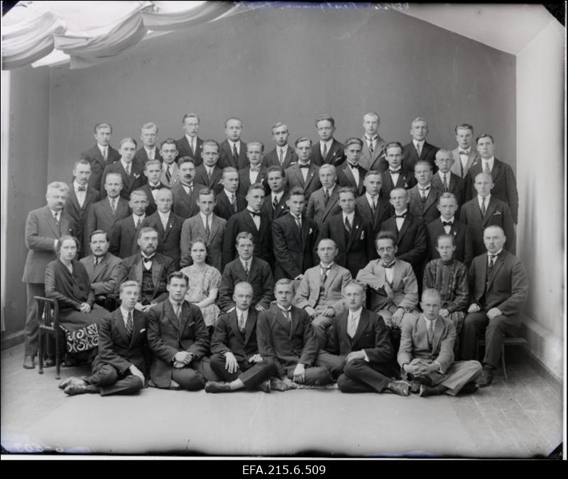 Viljandi Reaalgümnaasiumi lõpetajad ja õpetajad.