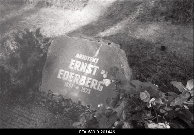 Arhitekti ja kunstiajaloolase Ernst Ederbergi haud Metsakalmistul.