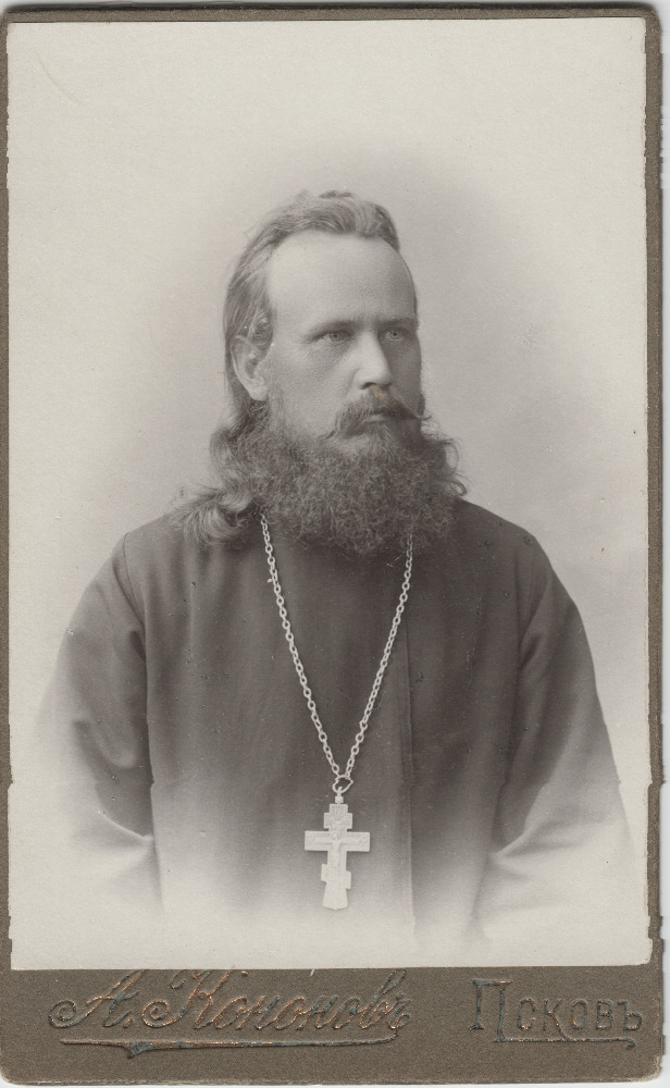 Tailova Imetegija Nikolai (Pihkvamaal) koguduse preestri , Karp (Karl) Ustavi portree. Pöördel pühendus J. Tõnissonile, kirillitsas K. Ustav dateeringuga 10.08.1907