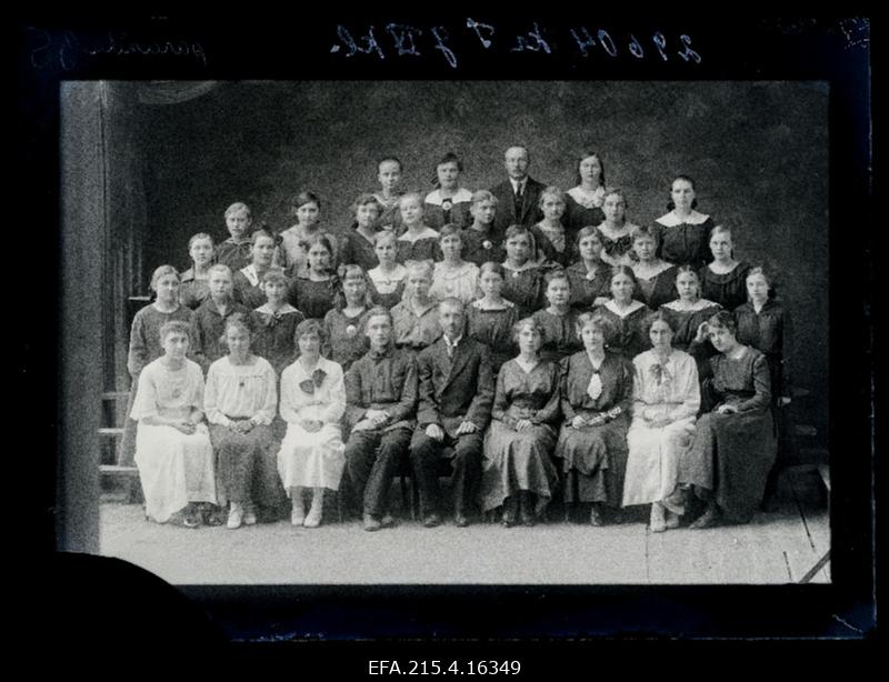 Viljandi Kroonu Tütarlaste Gümnaasiumi IV klass.