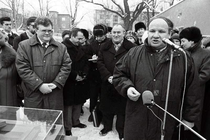 Nurgakivipanek Narva Lastepolikliinikule. Kōneleb Narva linnapea Vladimir Mizui. Vasakult 1.valitsuse esimees Edgarr Savisaar, 2. tervishoiuminister Andres Ellamaa.