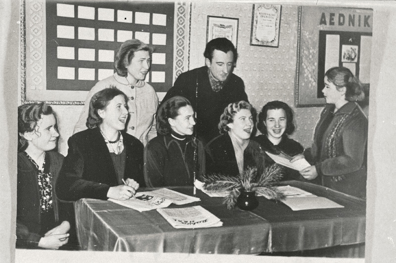 Vasula puukooli kommunistliku töö brigaadi nimetust taotleva Elvi Kotsalaineni (paremalt esimene) noortebrigaadi liikmed.