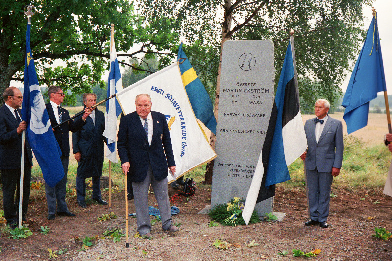 Kolonel Martin Ekströmi mälestussamba avamine Dalarnas Gålsbo külas 03.09.1988. Eesti lippu hoiab Mihkel Mathiesen, ausambast vasakul Endel Rumma (kepiga)