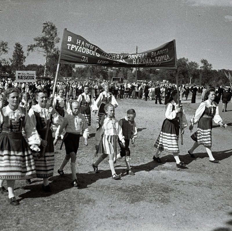 XIII üldlaulupeost osavõtjate rongkäik Lauluväljakul.