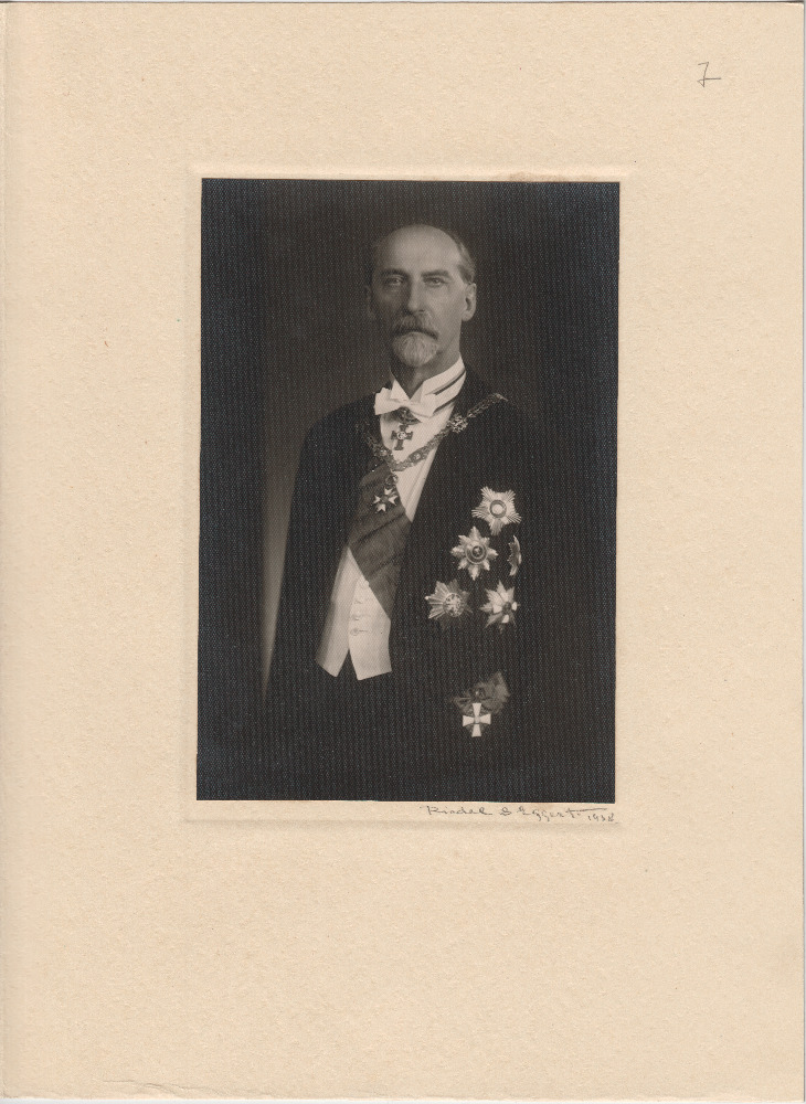 Täispikkuses portree Jaan Tõnissonist.