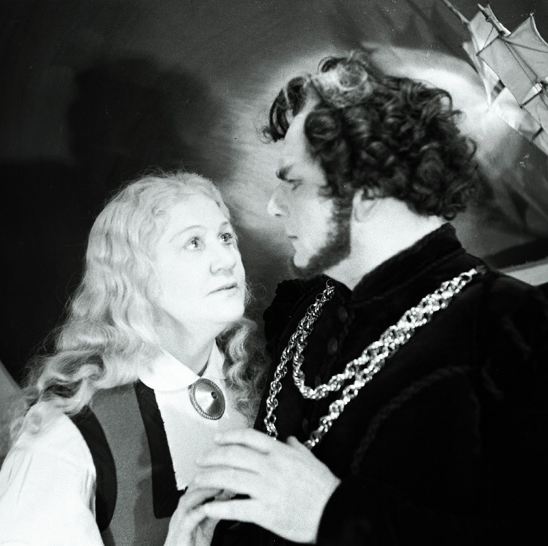 Stseen R. Wagneri ooperist "Lendav hollandlane" teatris Estonia. Hollandlane – Tiit Kuusik, Senta – Olga Lund.