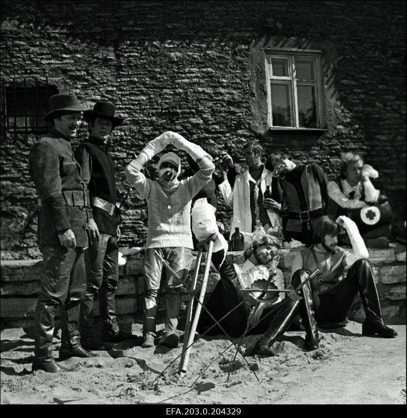 Tallinnfilmi mängufilm "Don Juan Tallinnas". Filmis üles astuvad mehed: 1. rida: Don Ottavio (Ants Eskola), Komtuur (Jaak Tamleht), Don Carlos (Igor Kurve), Don Alfonso (Rein Kotkas), Don Spoletti (Eero Spriit); 2. rida: Don Antonio (Tõnis Rätsep), Florestino (Lembit Ulfsak), Don Rodrigo (Siim Rulli), Don Pablo (Tõnu Saar).