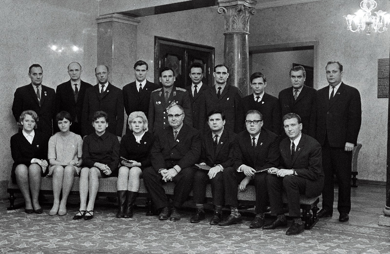 Eesti NSV Ülemnõukogu Presiidiumi poolt autasustatud töötajad, I reas keskel Eesti NSV Ülemnõukogu Presiidiumi esimees Aleksei Müürisepp.