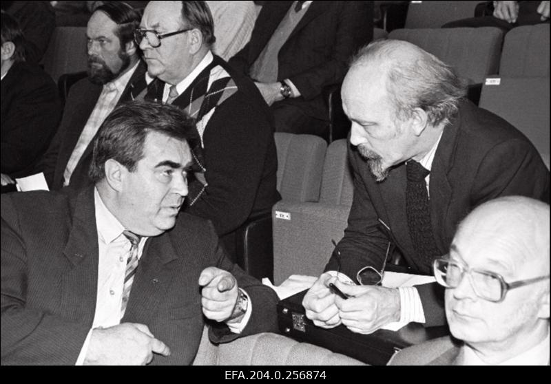 Põllumajandustöötajate nõupidamisel Haljalas. Keskustelu saalis.