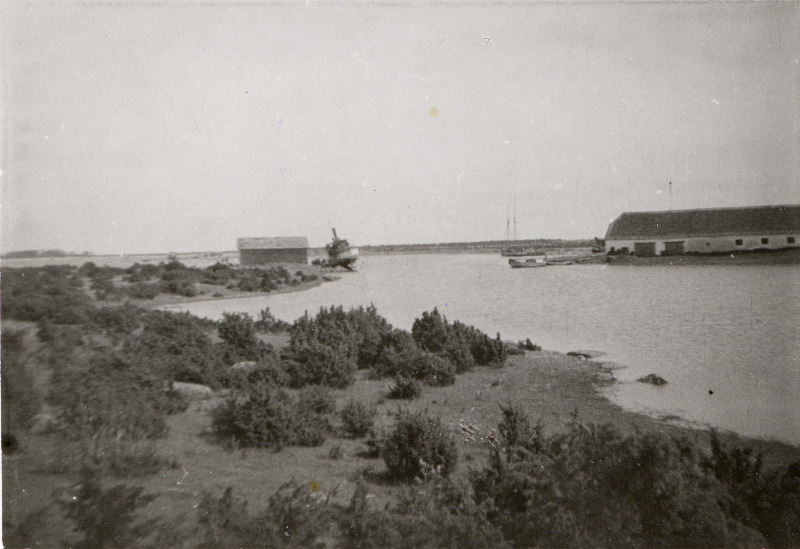 Vaade Suursadamale, vasakul sadamalaiul endise päästejaama hoone ja aurik Hiiumaa,paremal üks sadama aitadest.