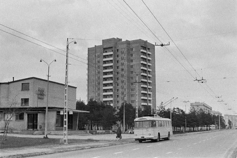 Vaade Tallinna Vineeri- ja Mööblikombinaadi töötajate tornelamule Mustamäel.