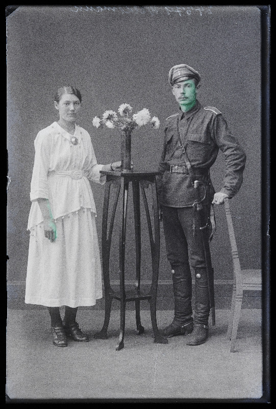 Sõjaväelane Veldemann naisega.