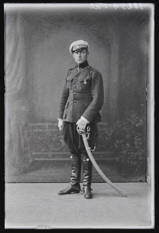 Ratsaväelane, alamleitnant Till Tartust.